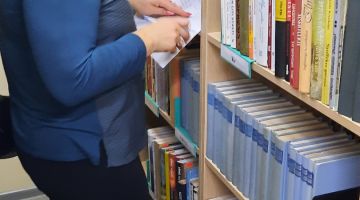 Atjautības spēle “Ceļo bibliotēkas plauktos”