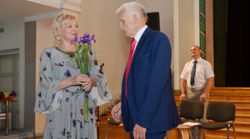 Kustinu dzīvi. 60 gadi žurnālista ceļos un neceļos