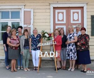 Skulmju māja, Brīvības ielā 2018.gada 26. un 8.jūnijā pozē bibliotēkas kolektīvs