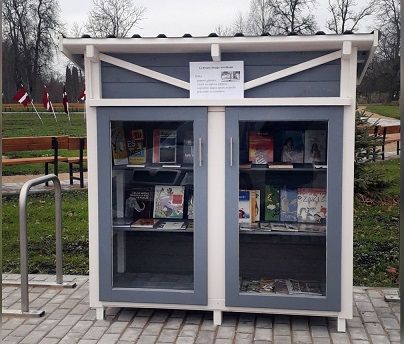Rubeņos parkā grāmatu skapis
